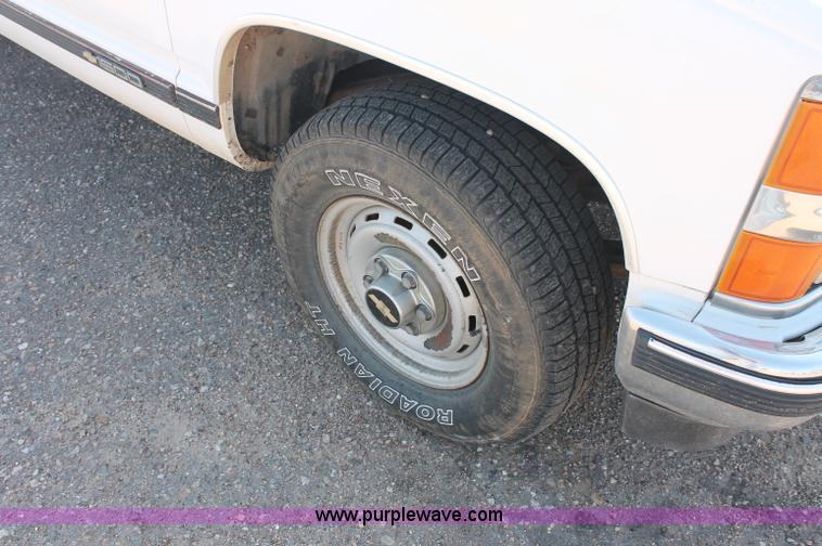 image for item C2697 1995 Chevrolet Silverado 1500 extended cab pickup truck