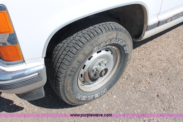 image for item C2697 1995 Chevrolet Silverado 1500 extended cab pickup truck