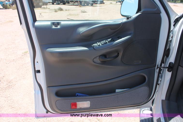 image for item C2700 2000 Ford Expedition XLT SUV