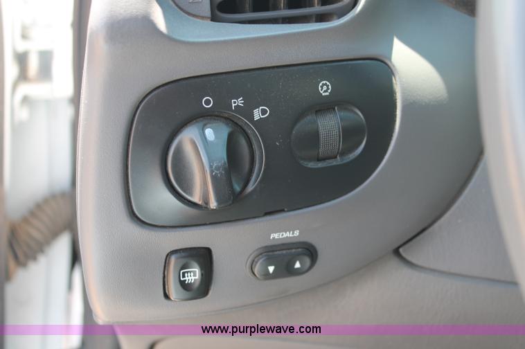 image for item C2700 2000 Ford Expedition XLT SUV