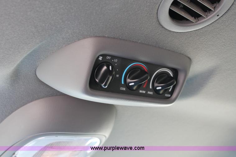 image for item C2700 2000 Ford Expedition XLT SUV