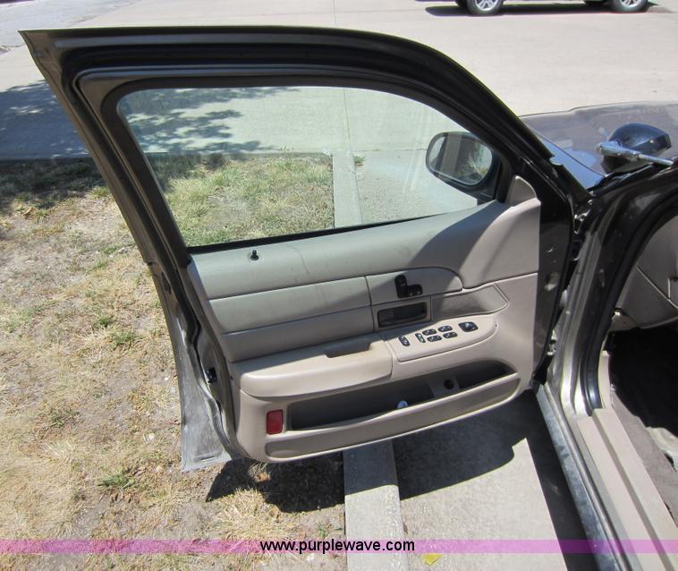 image for item D2051 2005 Ford Crown Victoria Police Interceptor