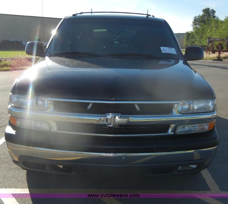 image for item D4156 2002 Chevrolet Suburban 1500 LT SUV