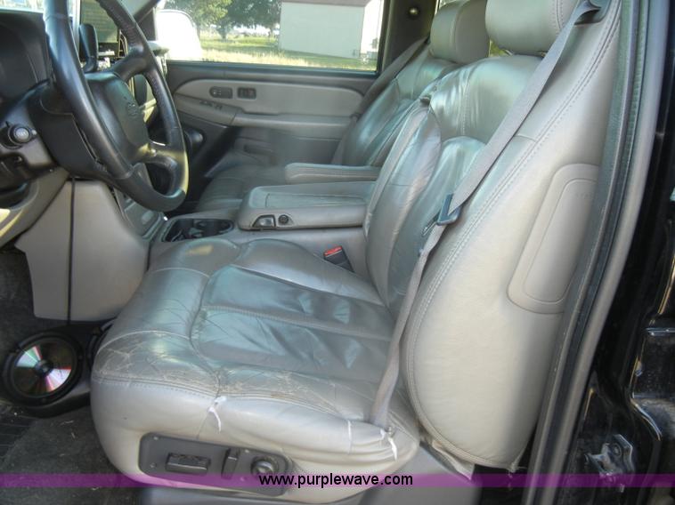 image for item D4156 2002 Chevrolet Suburban 1500 LT SUV