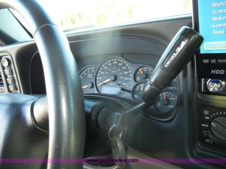 image for item D4156 2002 Chevrolet Suburban 1500 LT SUV