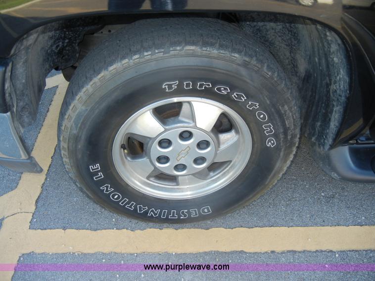 image for item D4156 2002 Chevrolet Suburban 1500 LT SUV