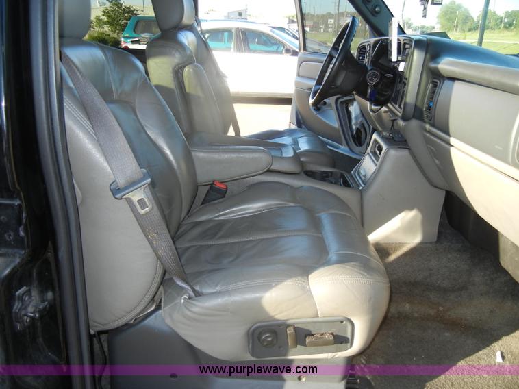 image for item D4156 2002 Chevrolet Suburban 1500 LT SUV