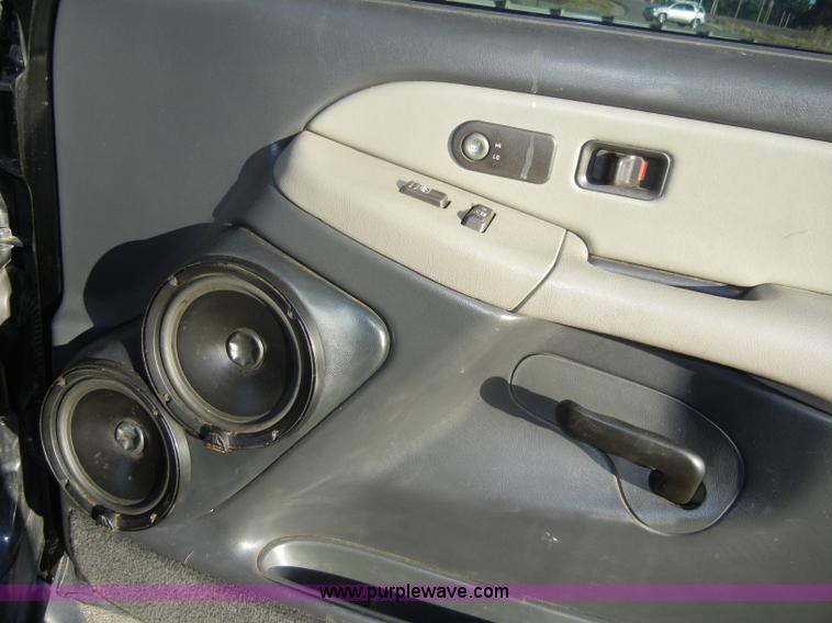 image for item D4156 2002 Chevrolet Suburban 1500 LT SUV