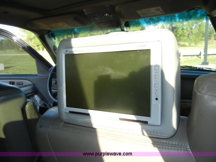 image for item D4156 2002 Chevrolet Suburban 1500 LT SUV