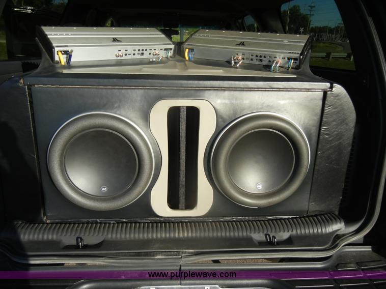 image for item D4156 2002 Chevrolet Suburban 1500 LT SUV