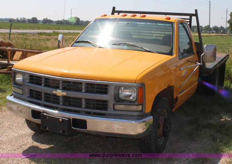 image for item D5221 1995 Chevrolet 3500 Cheyenne flatbed pickup truck