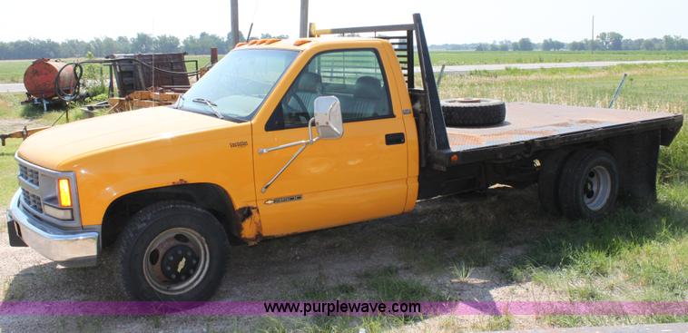image for item D5221 1995 Chevrolet 3500 Cheyenne flatbed pickup truck