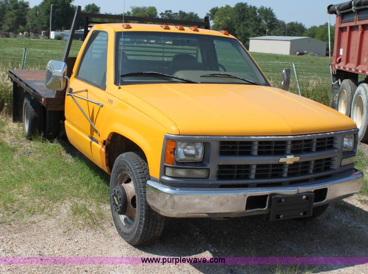 image for item D5221 1995 Chevrolet 3500 Cheyenne flatbed pickup truck
