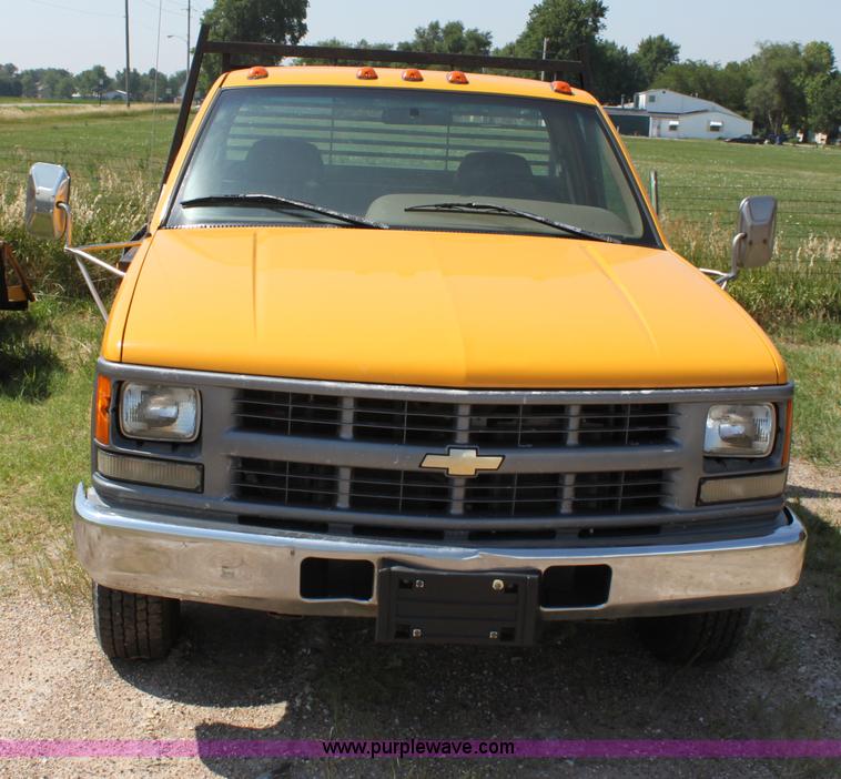 image for item D5221 1995 Chevrolet 3500 Cheyenne flatbed pickup truck