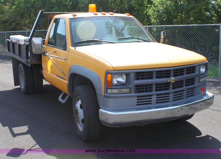 image for item D5224 1995 Chevrolet Cheyenne 3500 HD flatbed pickup truck