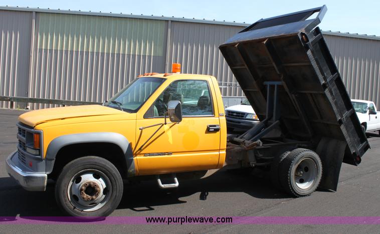 image for item D5224 1995 Chevrolet Cheyenne 3500 HD flatbed pickup truck