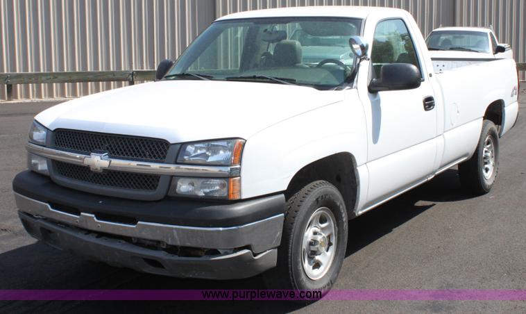 image for item D5225 2004 Chevrolet Silverado 1500 pickup truck