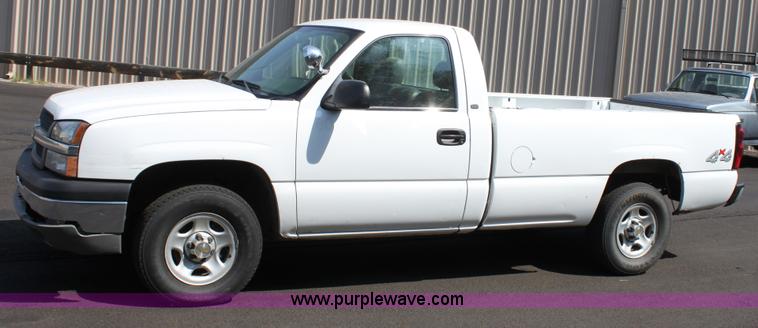 image for item D5225 2004 Chevrolet Silverado 1500 pickup truck
