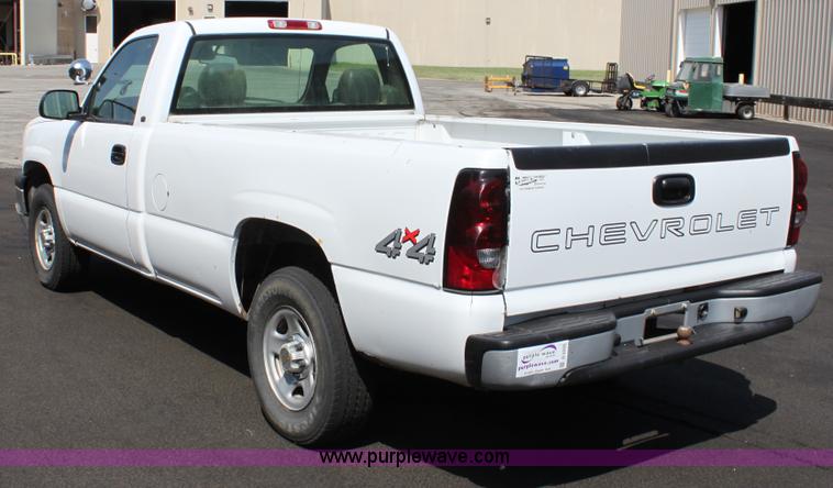 image for item D5225 2004 Chevrolet Silverado 1500 pickup truck