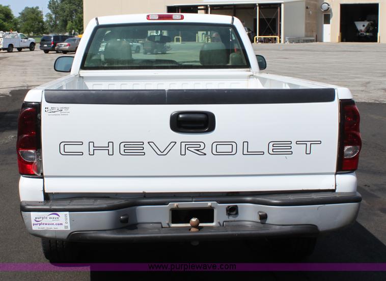 image for item D5225 2004 Chevrolet Silverado 1500 pickup truck
