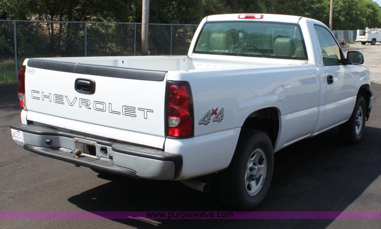 image for item D5225 2004 Chevrolet Silverado 1500 pickup truck