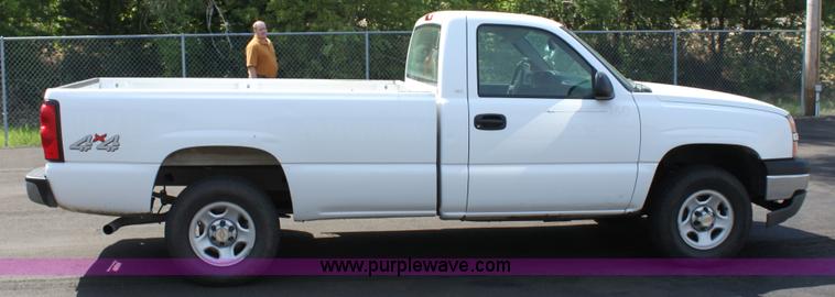 image for item D5225 2004 Chevrolet Silverado 1500 pickup truck