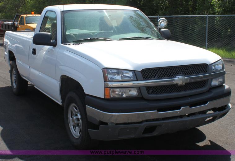 image for item D5225 2004 Chevrolet Silverado 1500 pickup truck