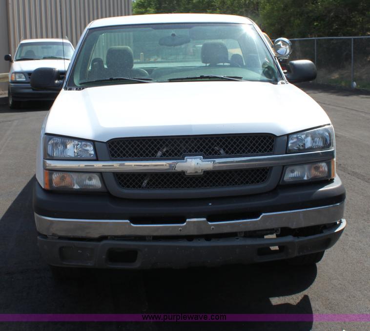 image for item D5225 2004 Chevrolet Silverado 1500 pickup truck
