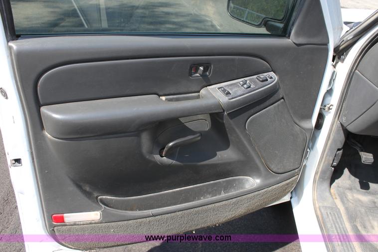 image for item D5225 2004 Chevrolet Silverado 1500 pickup truck