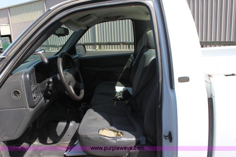 image for item D5225 2004 Chevrolet Silverado 1500 pickup truck