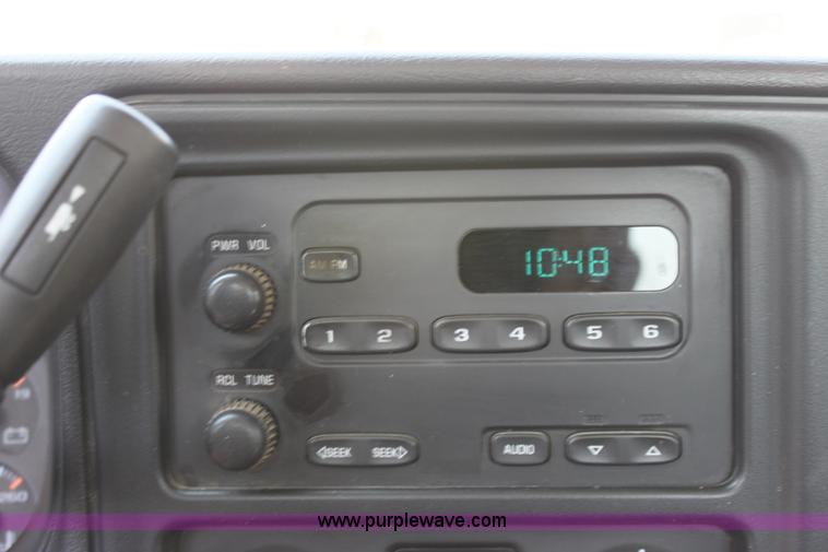 image for item D5225 2004 Chevrolet Silverado 1500 pickup truck