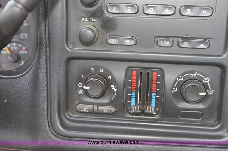 image for item D5225 2004 Chevrolet Silverado 1500 pickup truck