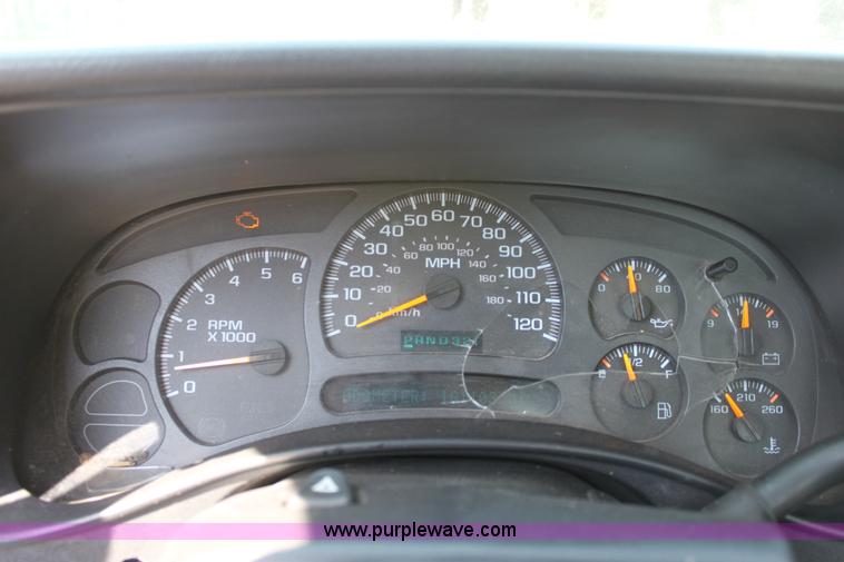 image for item D5225 2004 Chevrolet Silverado 1500 pickup truck