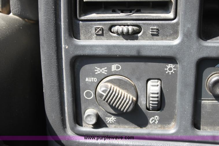 image for item D5225 2004 Chevrolet Silverado 1500 pickup truck