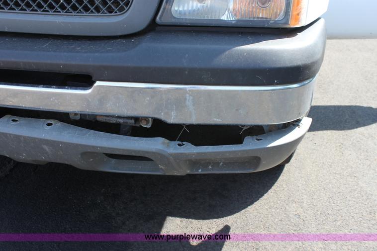 image for item D5225 2004 Chevrolet Silverado 1500 pickup truck