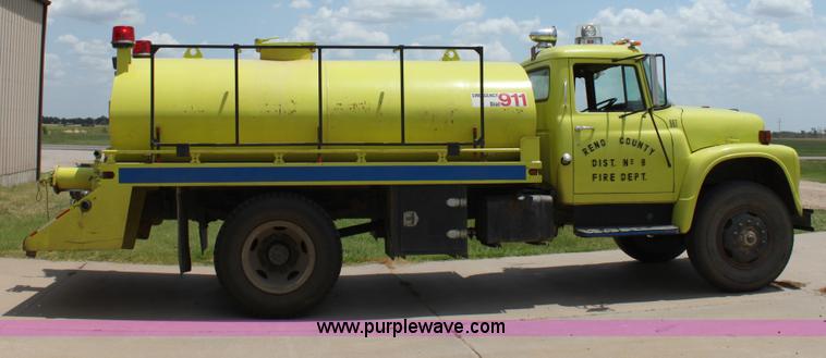 image for item D5238 1976 International water tender truck