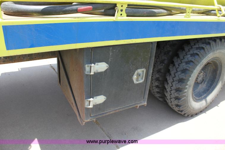 image for item D5238 1976 International water tender truck