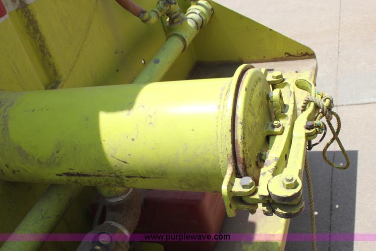 image for item D5238 1976 International water tender truck