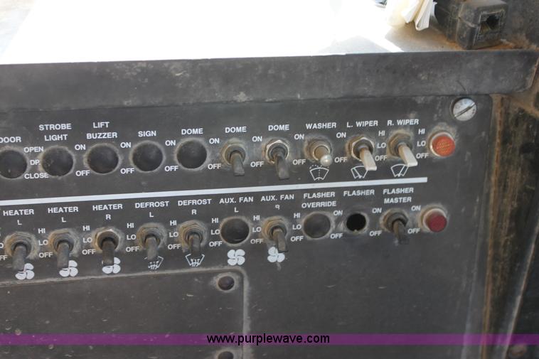 image for item D5284 1993 International 3800 school bus