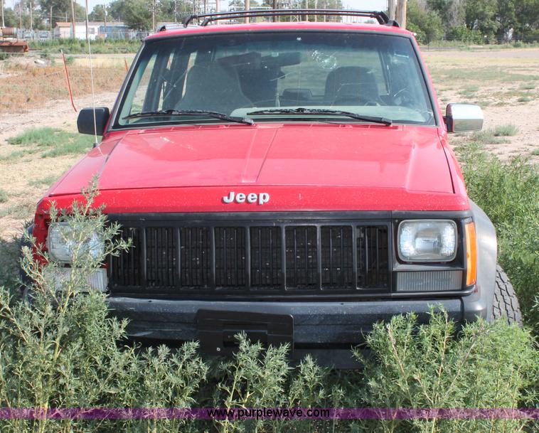 image for item L9903 1984 Jeep Cherokee Sport SUV