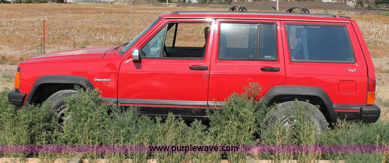 image for item L9903 1984 Jeep Cherokee Sport SUV