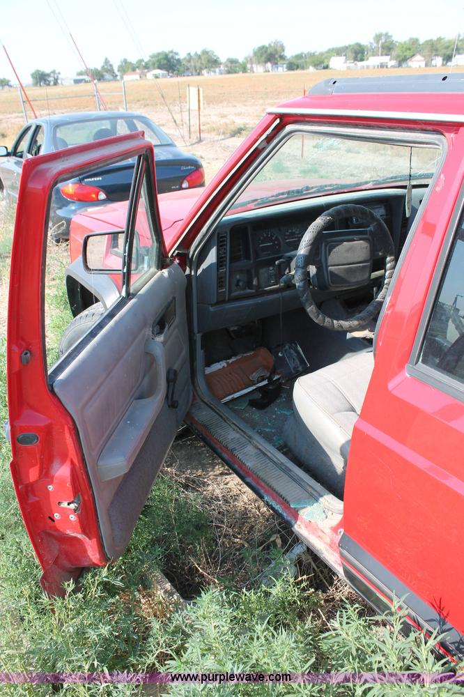 image for item L9903 1984 Jeep Cherokee Sport SUV