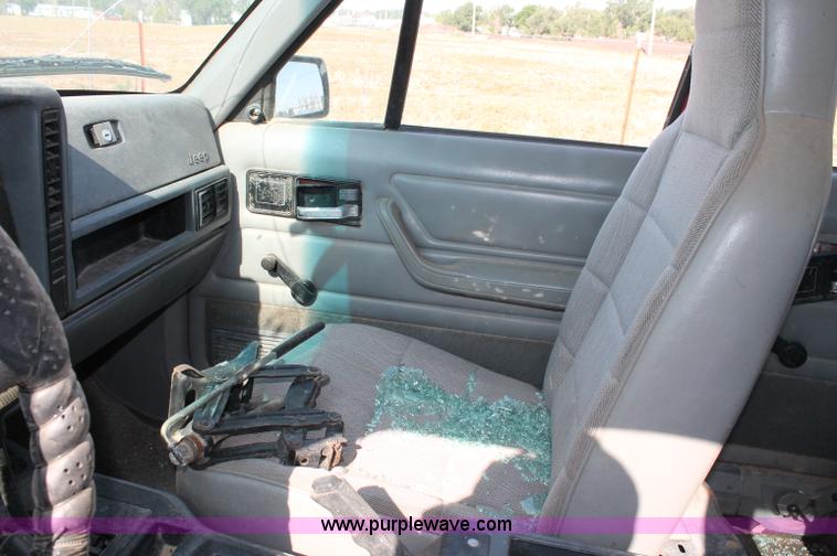 image for item L9903 1984 Jeep Cherokee Sport SUV