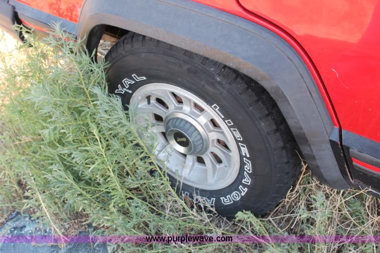 image for item L9903 1984 Jeep Cherokee Sport SUV