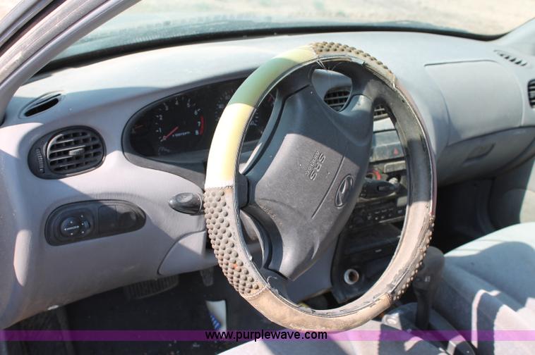 image for item L9904 2000 Hyundai Elantra