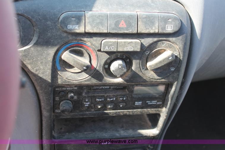 image for item L9904 2000 Hyundai Elantra