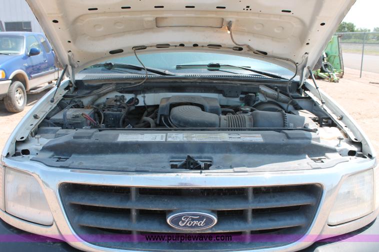 image for item L9917 2000 Ford F150 XL SuperCab pickup truck