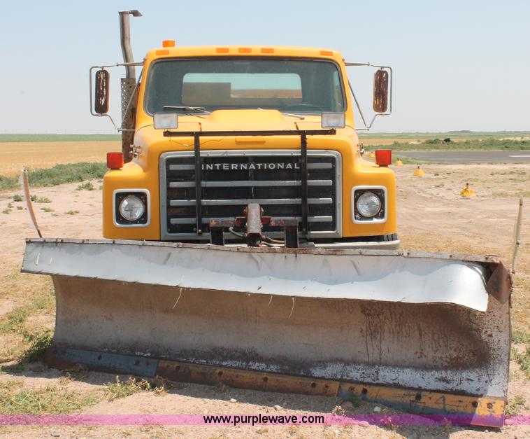 image for item L9918 1981 International S1700 dump truck