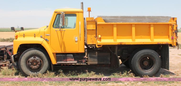 image for item L9918 1981 International S1700 dump truck