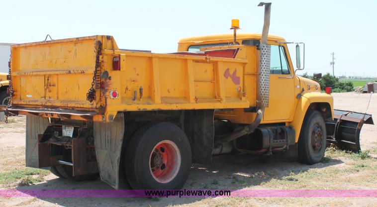 image for item L9918 1981 International S1700 dump truck